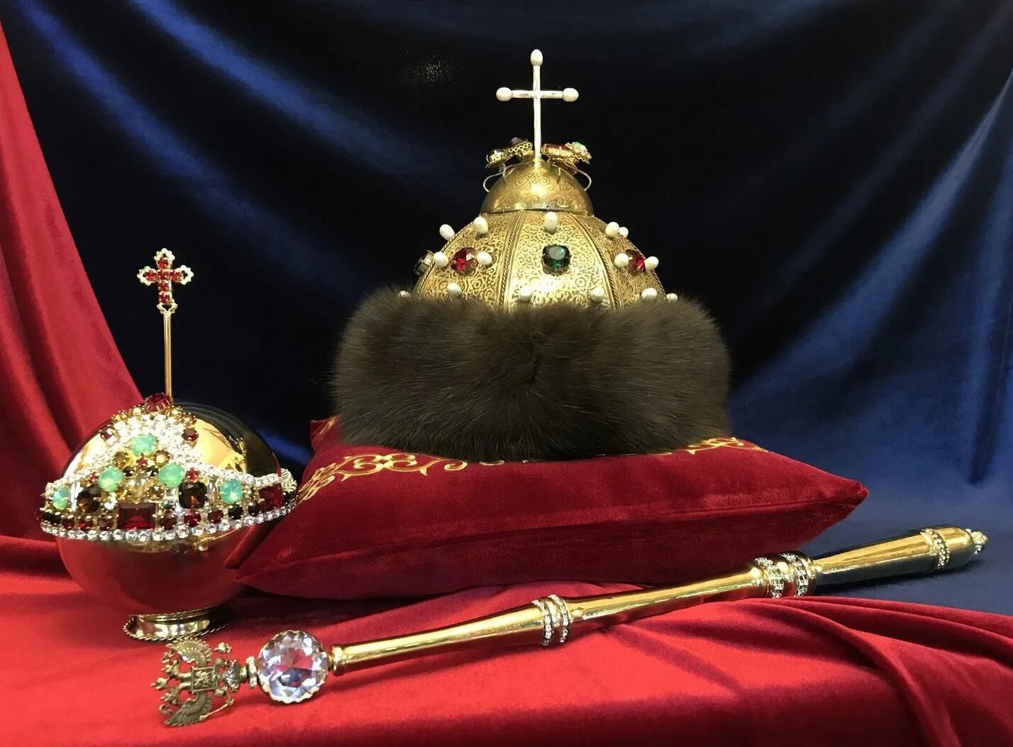 Шапка мономаха скипетр. Шапка мономаха в оружейной палате. шапка мономаха ивана грозного. шапка мономаха скипетр и держава. скипетр и держава ивана грозного.