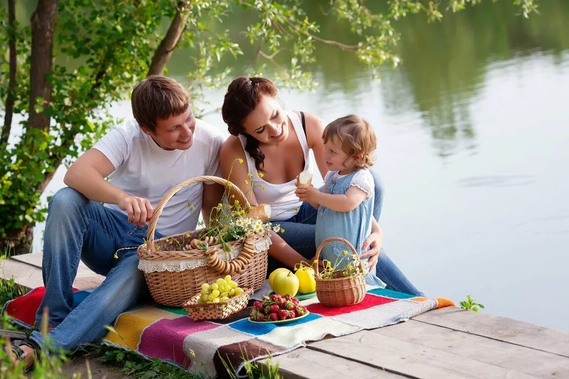 Как пишется пикник. Семья на пикнике. Пикник на природе. Пикник с семьей на природе. Фотосессия пикник на природе.