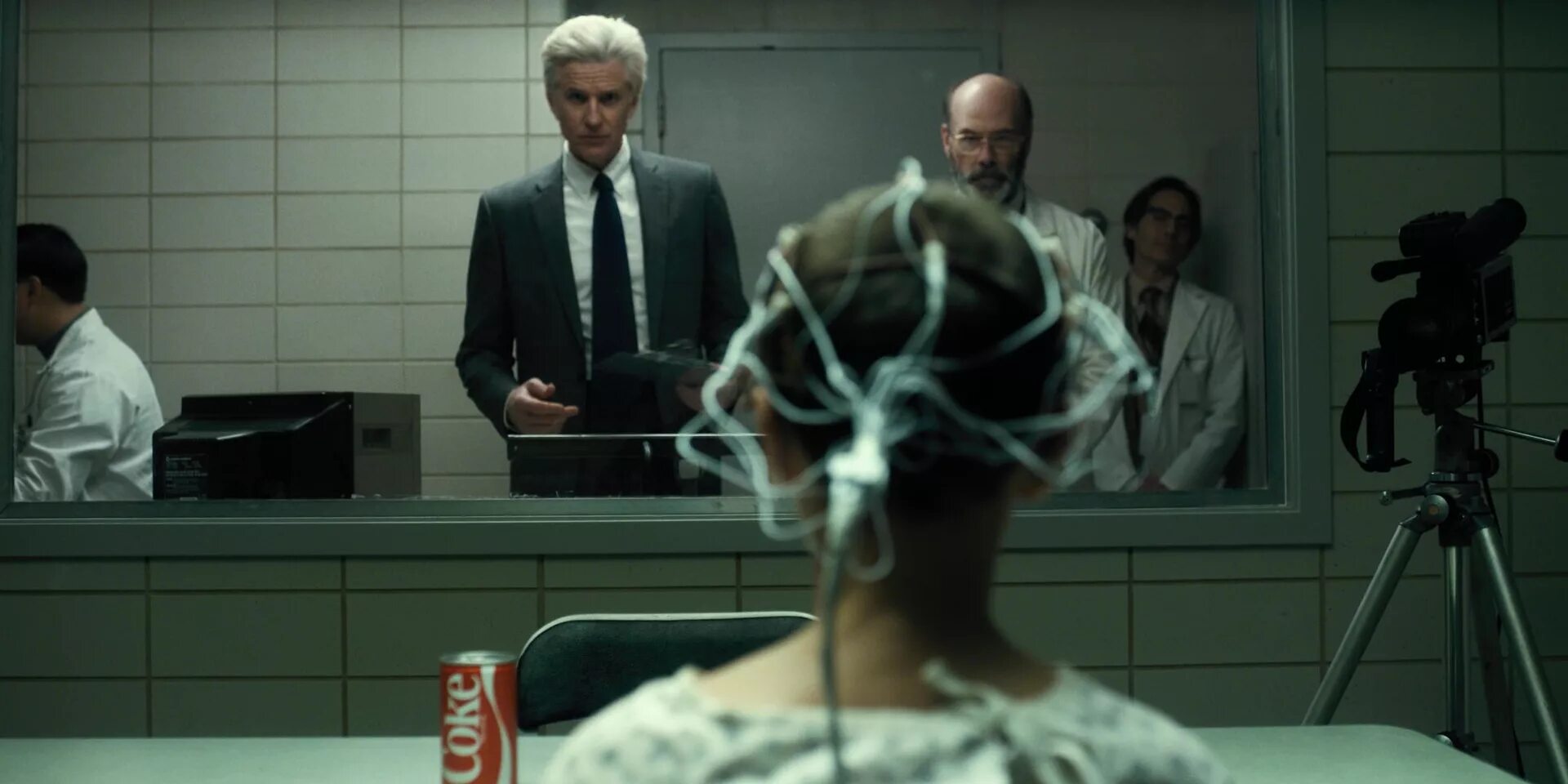 сумасшедший доктор с шприцом. очень странный доктор. психованный доктор. доктор оуэнс очень странные дела. доктор сэм оуэнс.