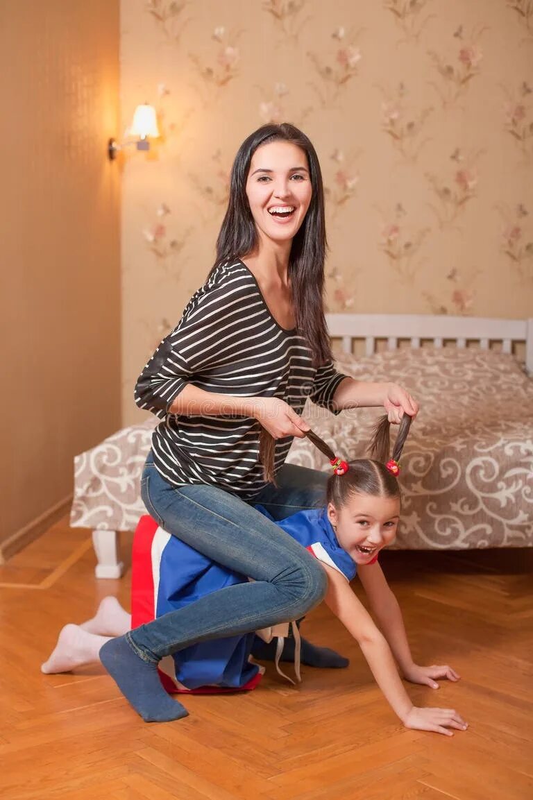 Мама с сыном на пляже обнимаются. Мама с младенцем на руках. Женщина сидит и обнимает ребенка. Женщина садилась на детей. Мальчик обнимает мать.