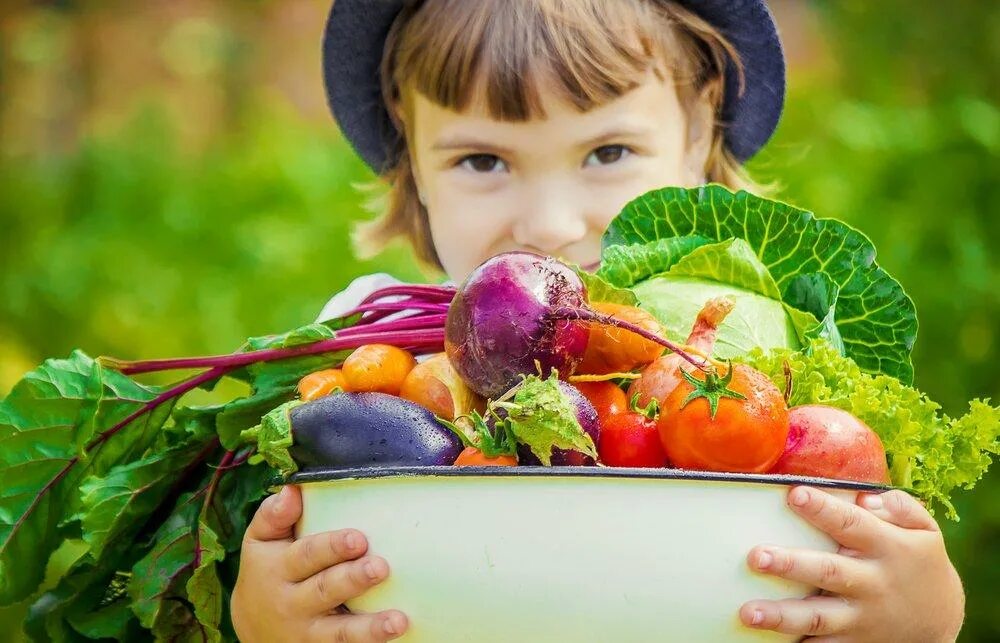 Овощи и фрукты для детей. Фрукты для детей. Ребенок ест овощи и фрукты. Еда для детей. Есть и овощ в огороде