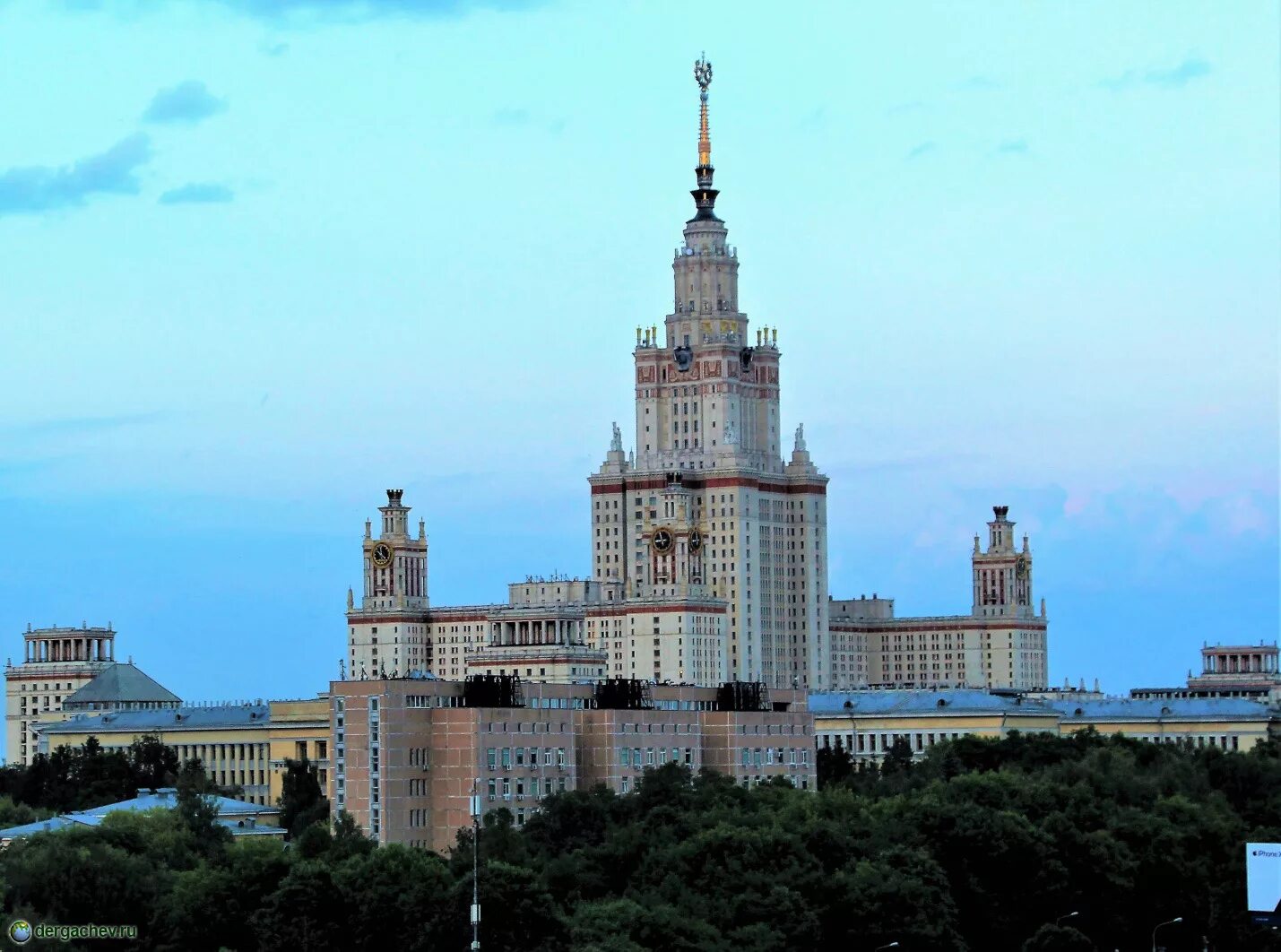 Мгу архитектура. МГУ Воробьевы горы. Высотка МГУ на Воробьевых горах. Главное здание МГУ на Воробьевых горах. Комплекс зданий МГУ на Воробьевых горах.