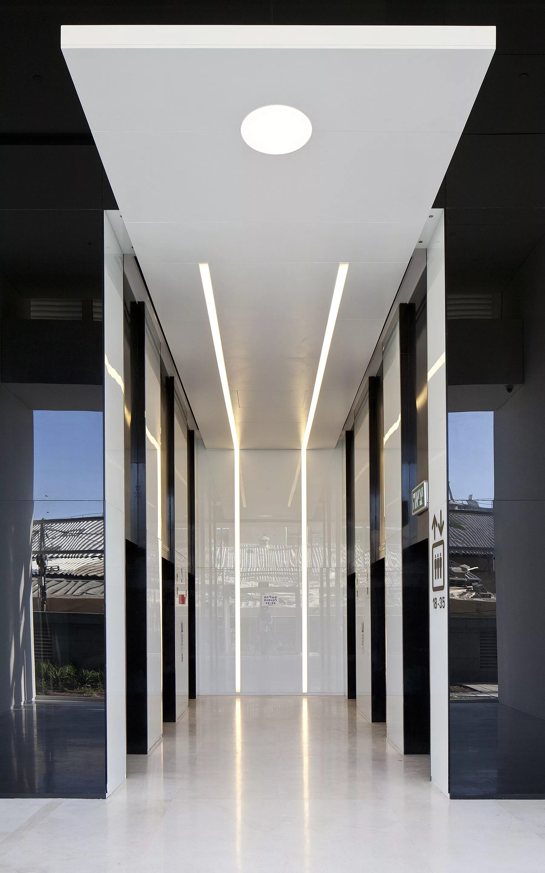 Свет лифт. Интерьер холла общественного здания. Свет лифт. Лампа освещения кабины лифта. Аварийное освещение лифта schindler.