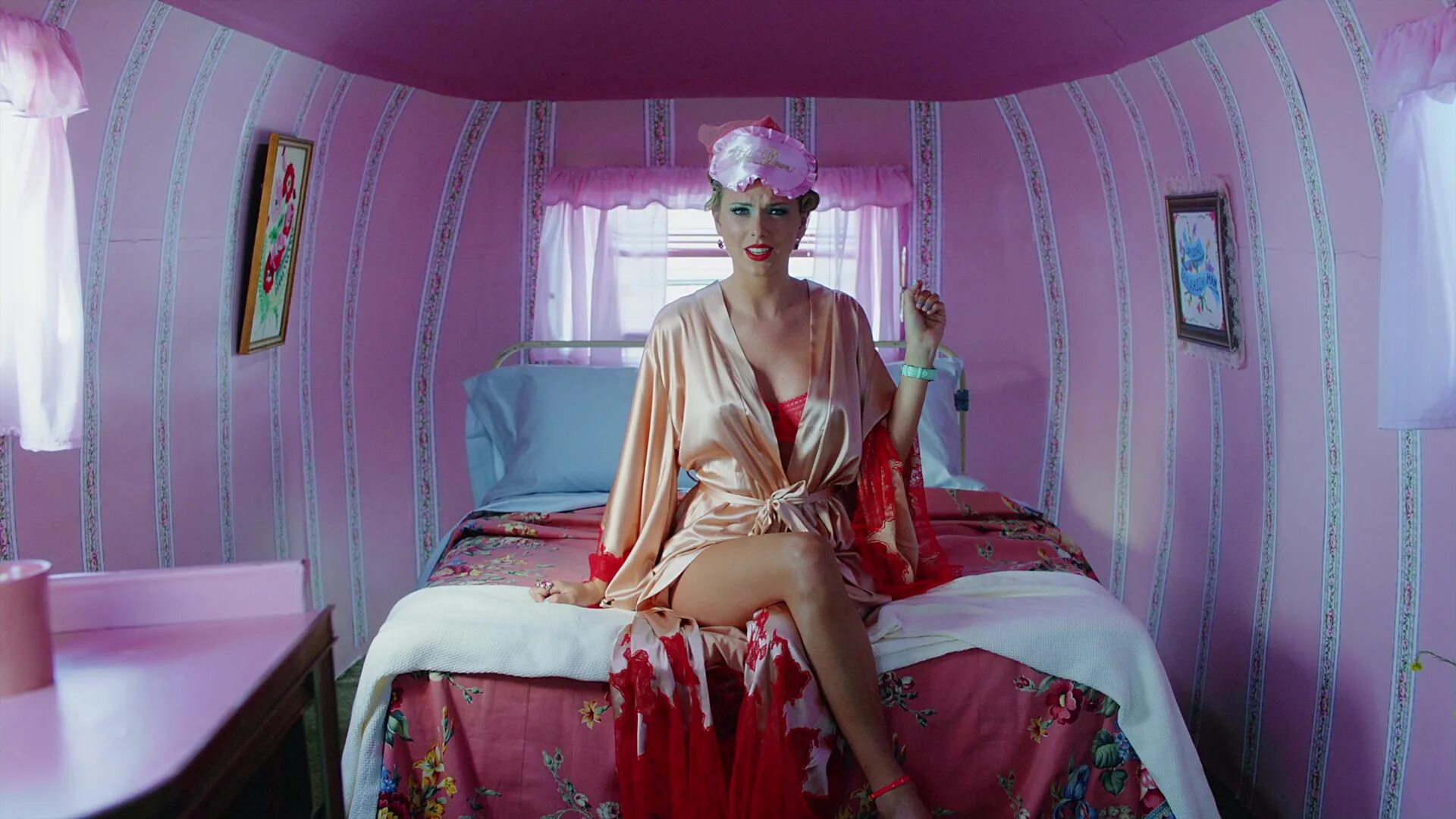 Swift down. Taylor swift calm down. Тейлор свифт 2022. Taylor swift calm down кадры. You need to calm down taylor swift.