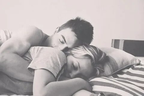 Девушка и парень спят вместе в обнимку — Авы и картинки