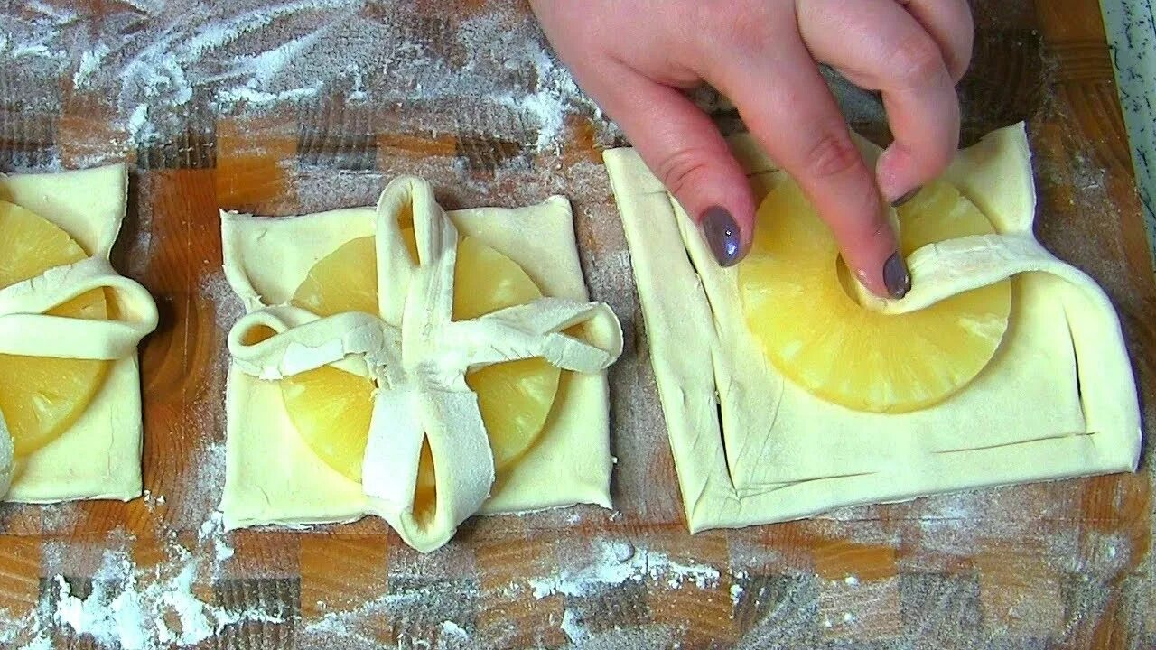 Рецепт ананасов в слоеном тесте. Слойки с ананасом. Слоеное тесто с ананасами. Ананасы в слоеном тесте. Слойка с ананасом из слоеного теста.