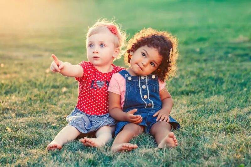 Two cute. Младенцы обнимаются Сток. Портрет двое детей мальчик и девочка фото. Мальчик и девочка очаровашка. Дети вместе в белом.