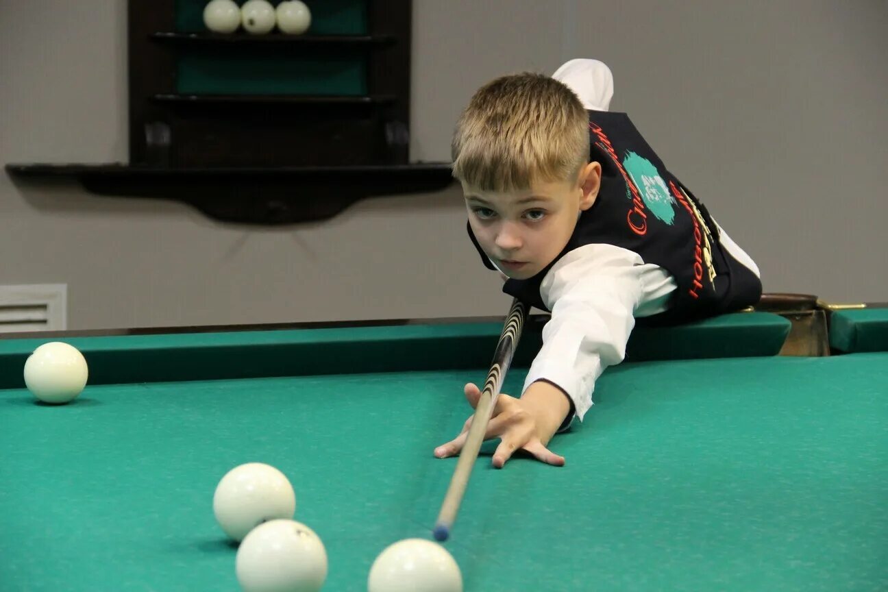 Бильярд дети. Бильярд. Детская школа бильярда. Бильярд играют дети. Настольный биллиард для детей.