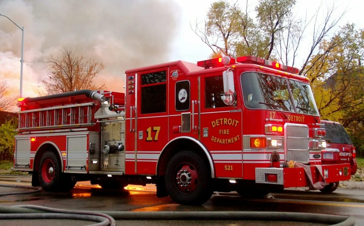 Truck пожарный. The fire engine. Пожарная машина человек. Пожарная машина человек. Пожарный автомобиль.