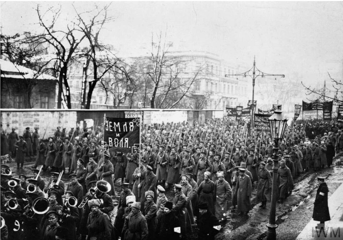 Люди революции 1917. Февральская революция 1917 в цвете. Февральская революция 1917 года красный. Октябрьская революция 1917 чб. Знамена полков 1917 Февральская революция.