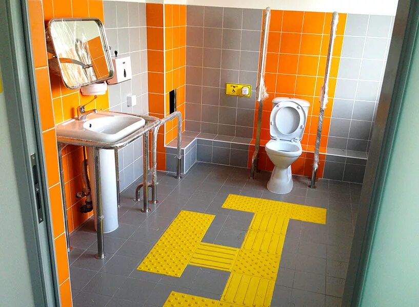Должны ли туалеты для посетителей быть оборудованы. Унитаз для маломобильных групп населения PRS-01. Туалет для инвалидов маломобильных групп. Санузел для МГН 165 2200. Санузел для МГН доступная среда.