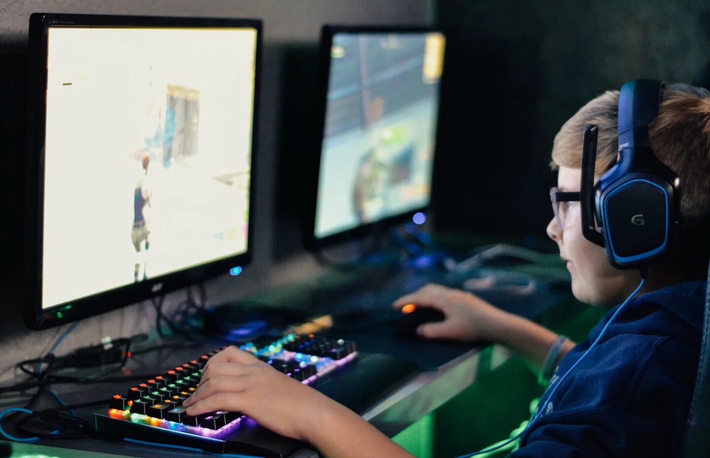 Навык развлечения. Компьютерные игры. Дети играющие в компьютерные игры. Мальчик играющий в компьютерную игру. Человек за компьютерной игрой.