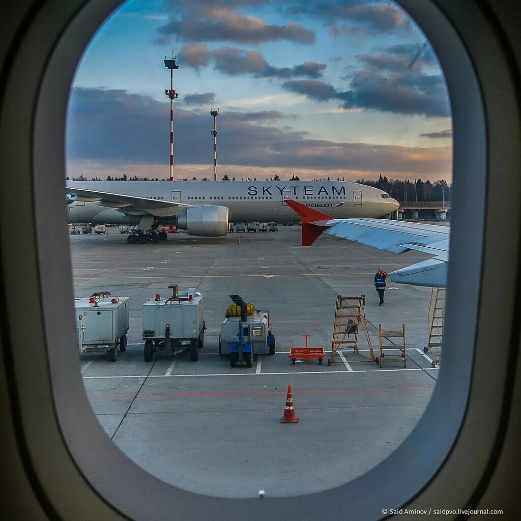 Самолет шереметьево минеральные воды. Иллюминаторы Боинг 747. А380 в Домодедово. Боинг 747 Уральские авиалинии. Шереметьево в иллюминаторе.