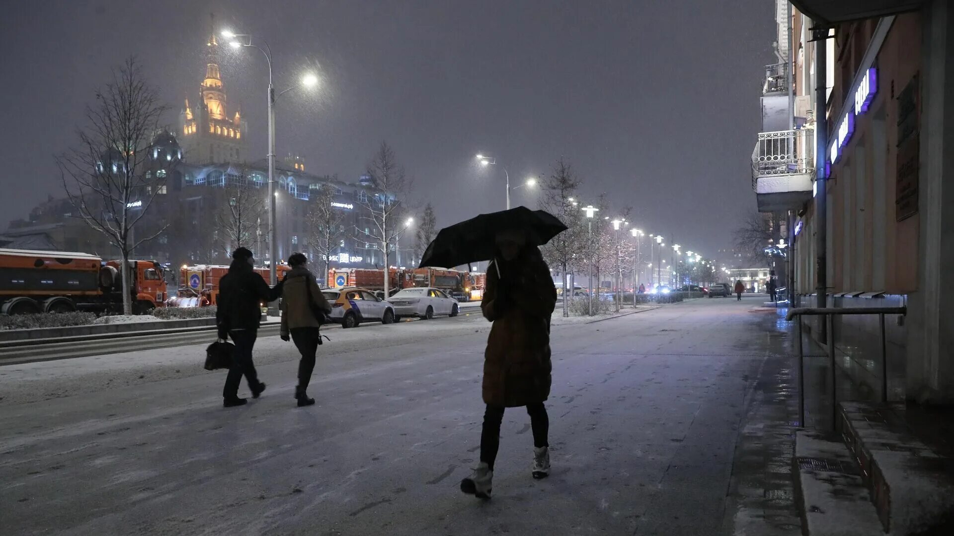 Расскажи погоду в новом. Москва сегодня фото. Ветер Москва ночь. Москва сейчас фото. Москва в сентябре.