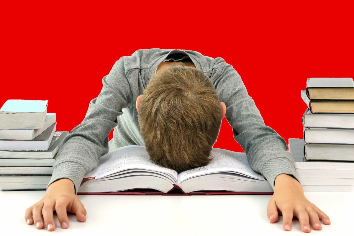 Читать и сбоку. Ребенок не хочет читать книгу. школьник читает книгу. нечитающие дети. не хочу читать книги.