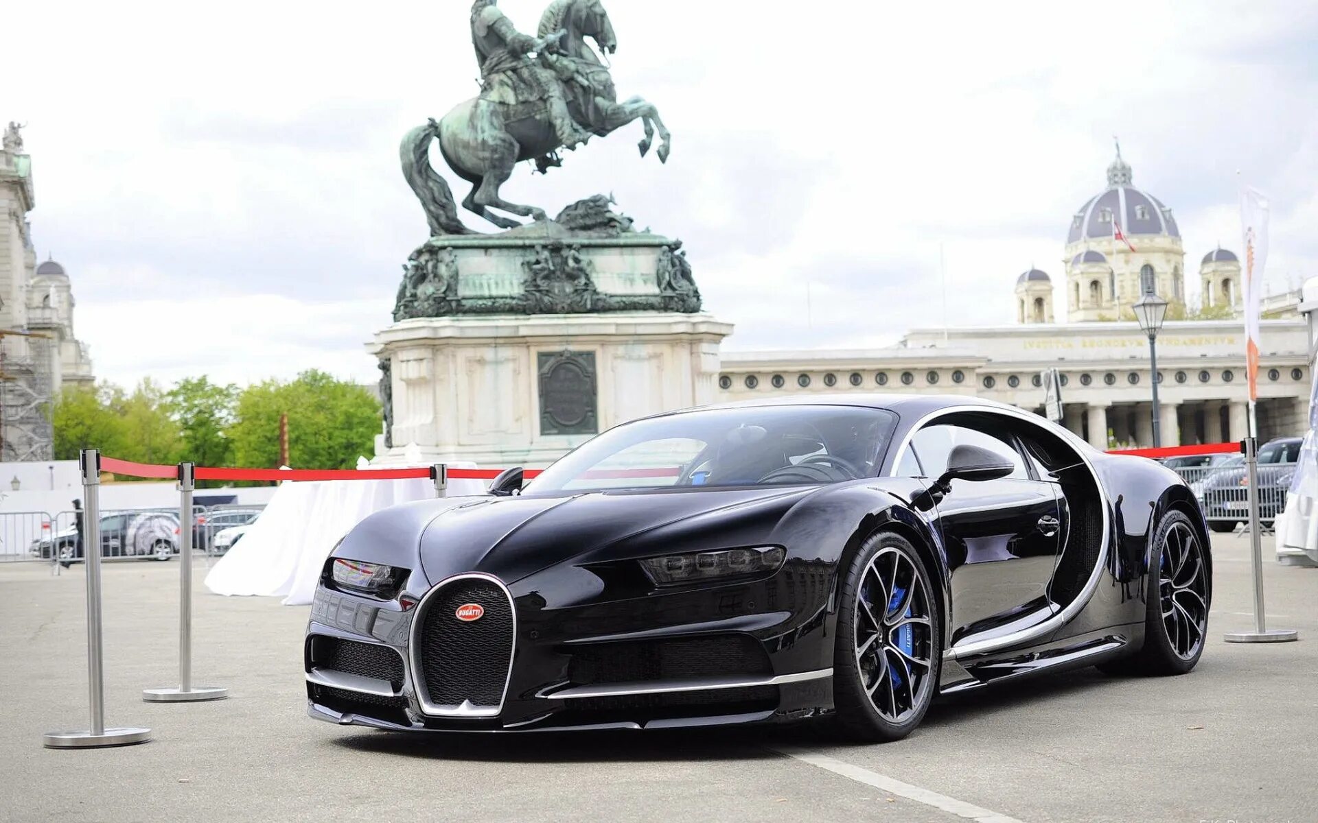 Bugatti в москве. Бугатти ЧИРОН. Бугатти ЧИРОН Блэк. Bugatti Chiron черный. Бугатти ЧИРОН В Москве.