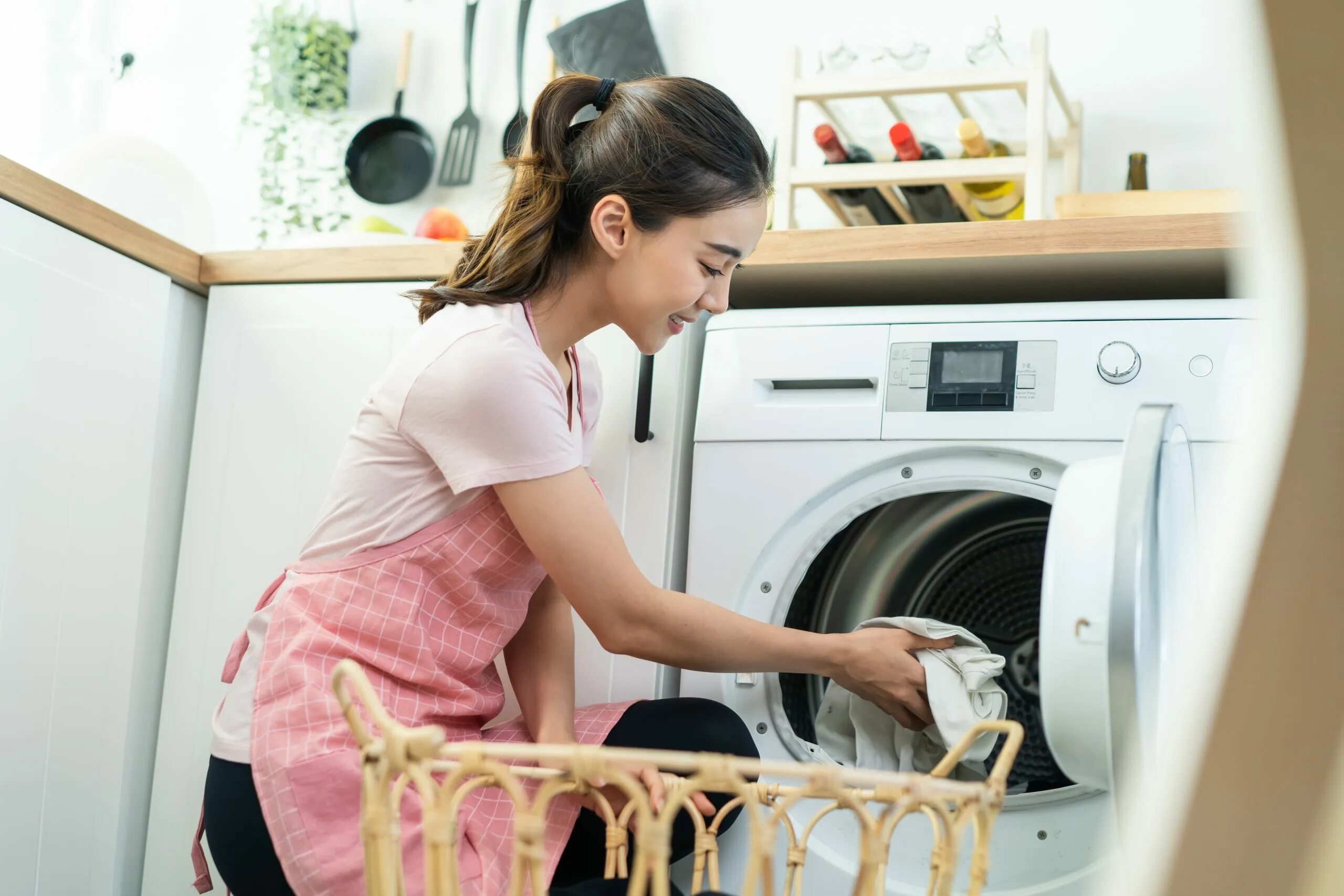 They do the washing up. Девушка достает белье из машинки. Девушка в ванной у стиральной машины с корзиной. Девушка достает белье из стиралки имидж. Load the washing Machine.