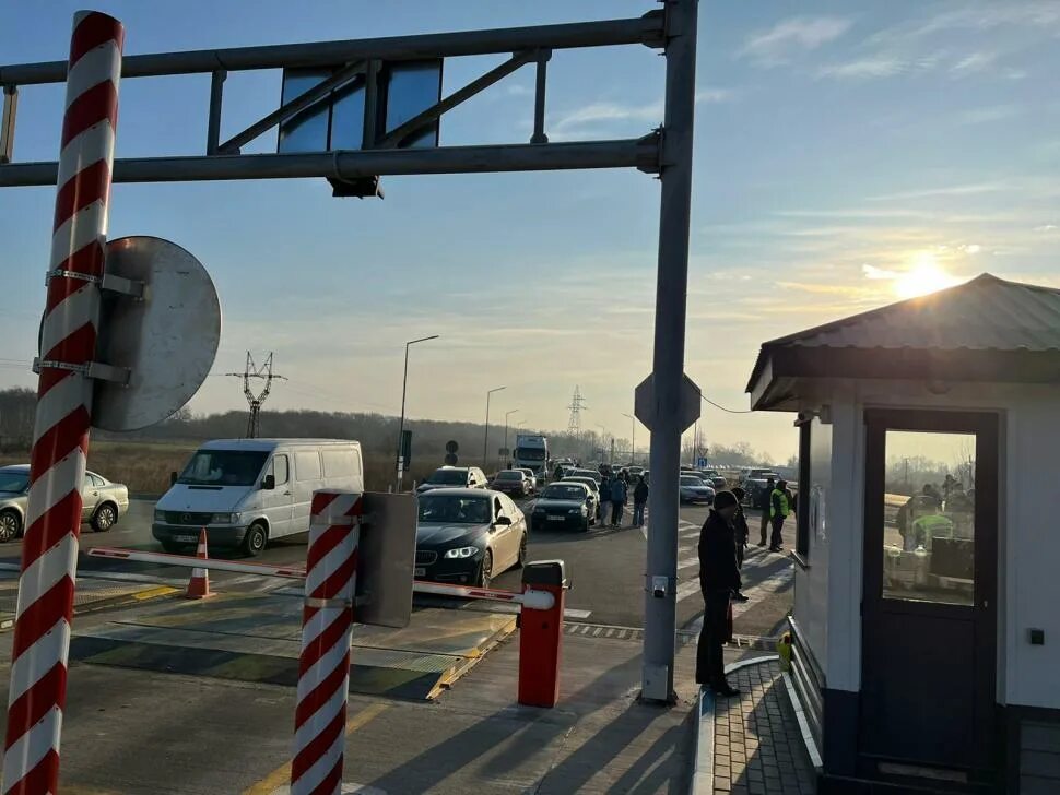Государственная граница украины. Граница белоруссии и украины. Окно на границе с украиной. Окно на границе с украиной. Стена на границе украины с россией.