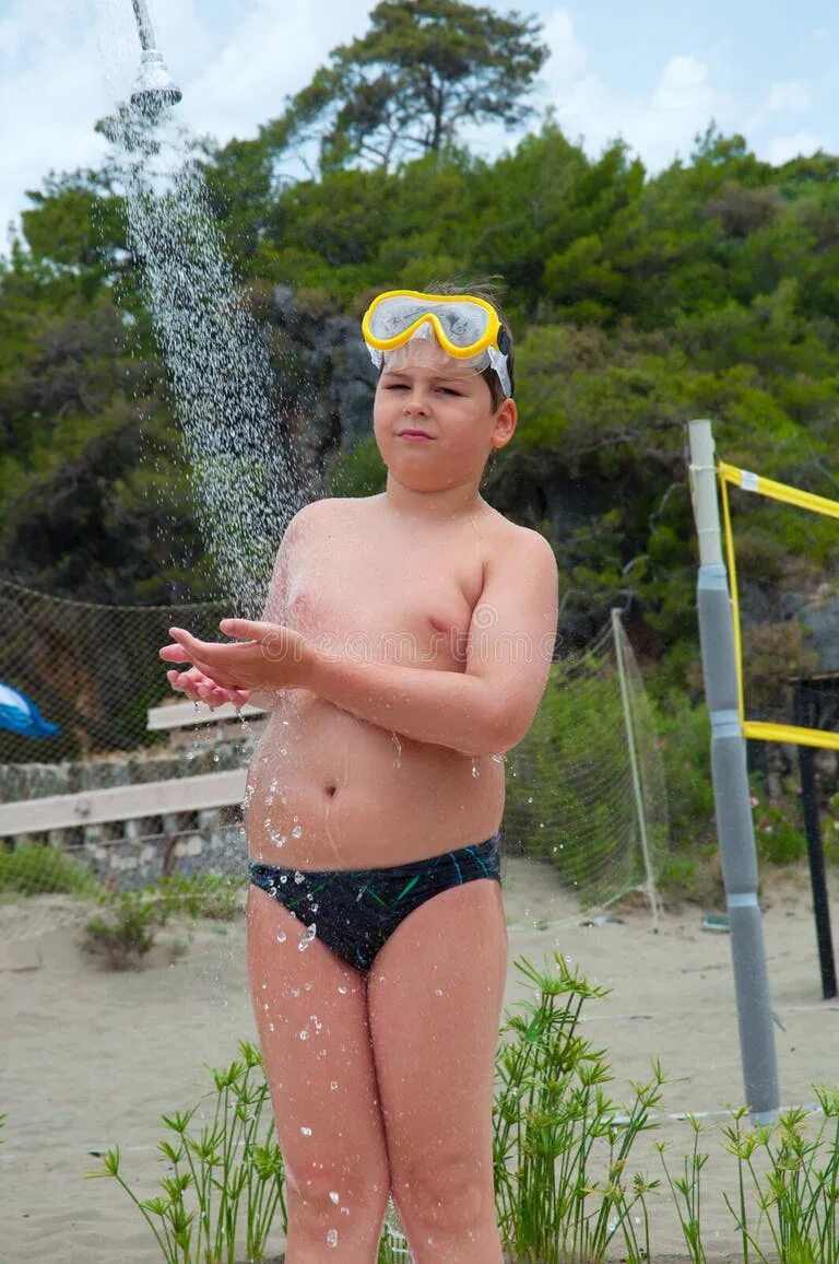 Толстый мальчик на пляже. Пухлый мальчик на пляже. Загорелый толстый мальчик. Толстенький мальчик на пляже. Купаемся в плавках
