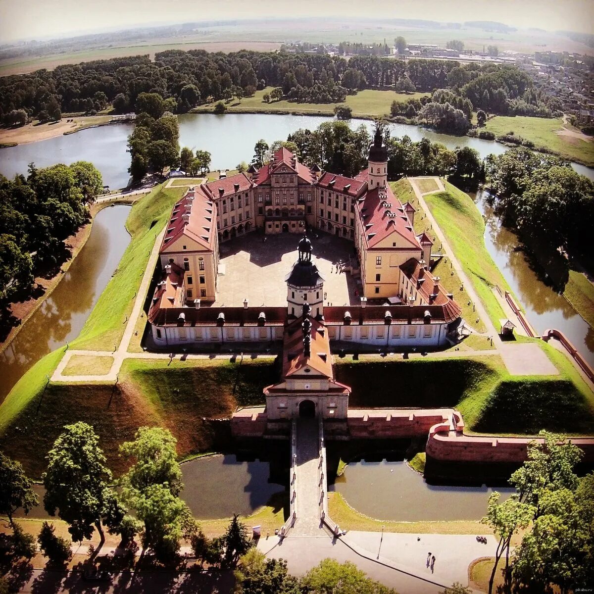 Замки несвиж и мирский в белоруссии. Места которые стоит посетить в белоруссии. Замок пусловских в коссово. Историко-культурный музей-заповедник «несвиж». Места которые стоит посетить в белоруссии.