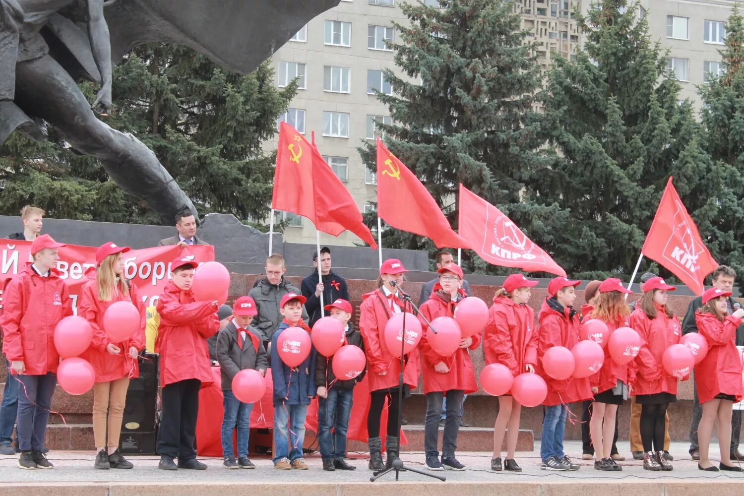 Работа в красном мае