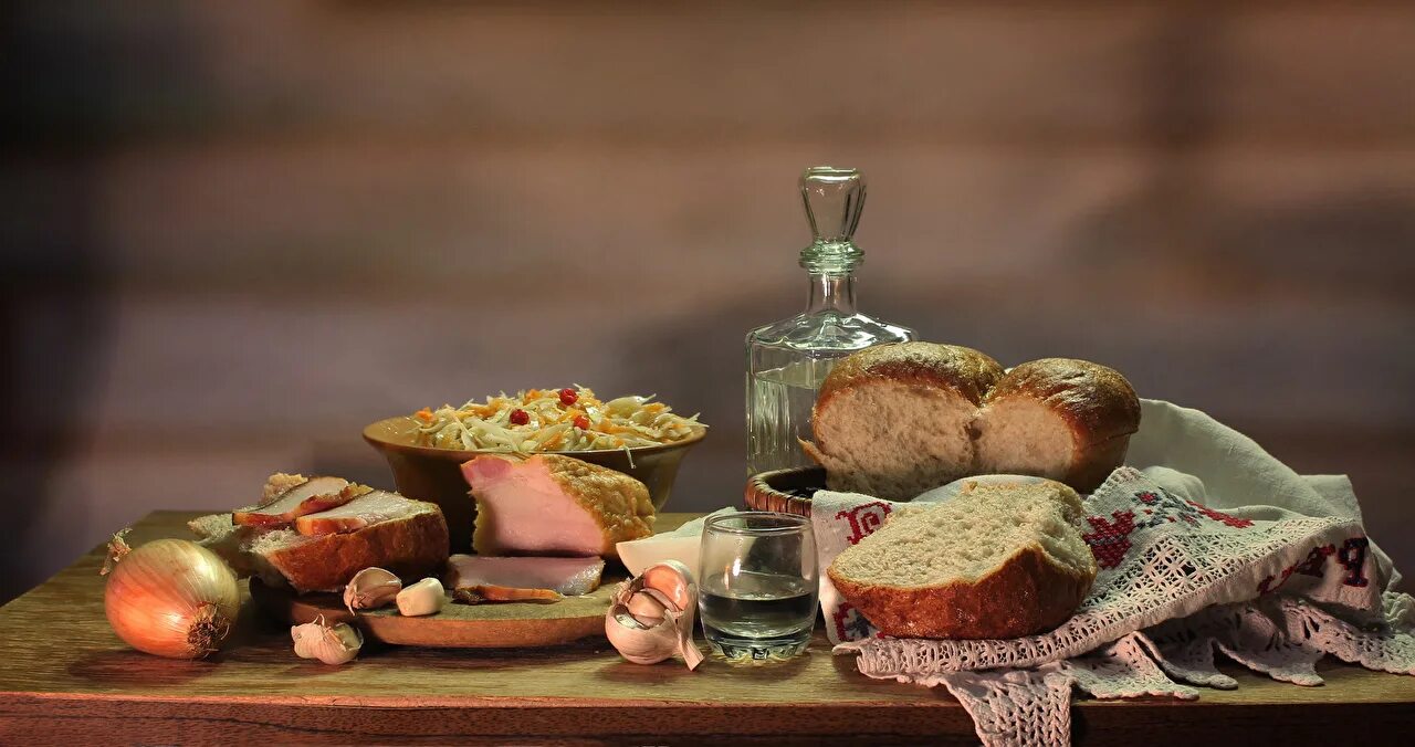 Натюрморт с едой. Закуски на стол. Стол с едой. Накрытый стол с едой. Чеснок лук хлеб