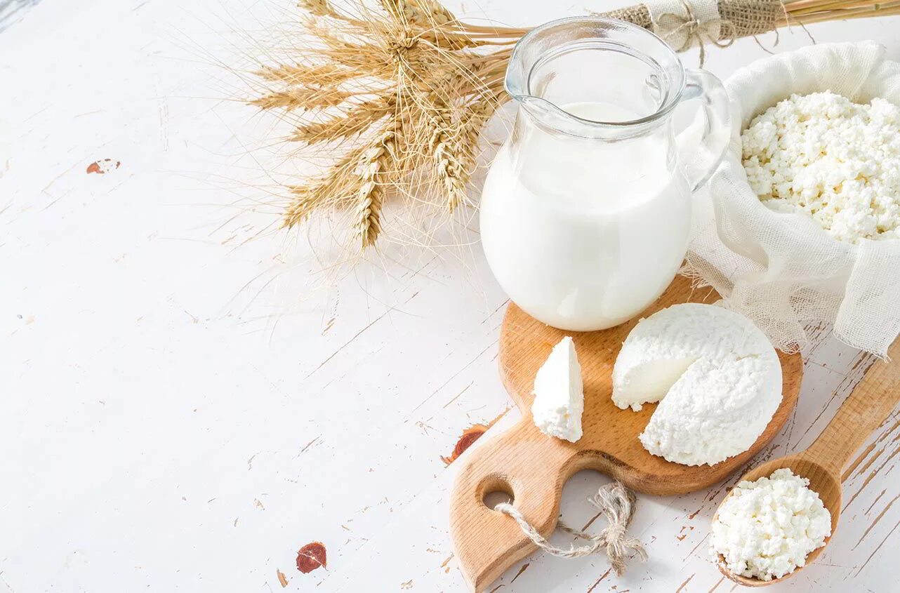 Молочные продукты фон. Натуральные молочные продукты. Натуральная молочная продукция. Творог. Молочная продукция.