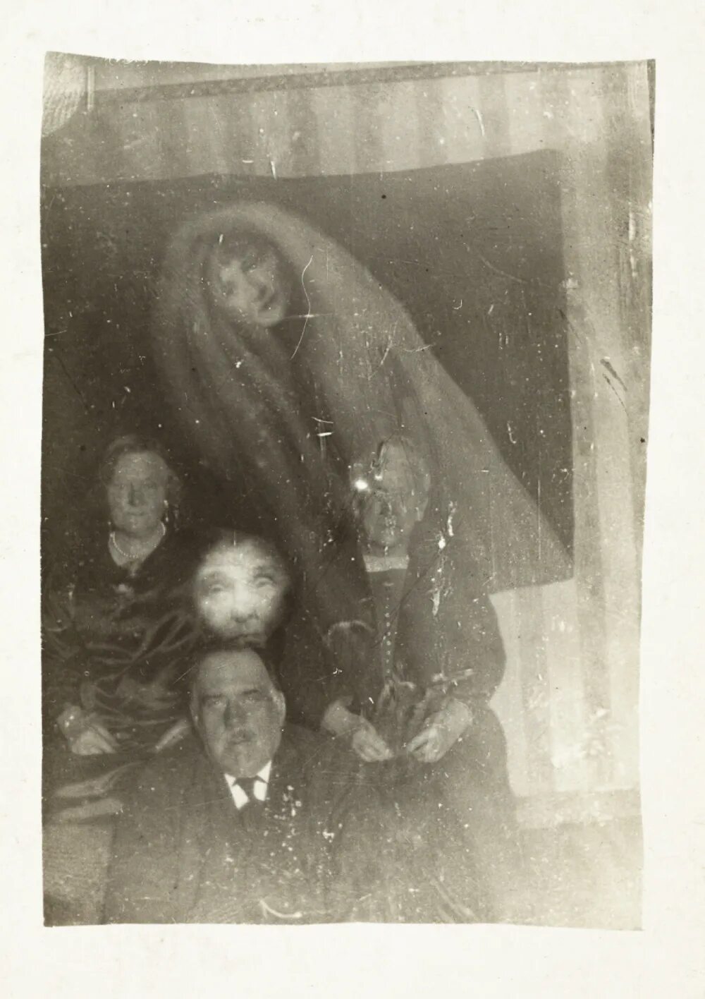 Духи умерших детей. Уильям хоуп фотограф. Приведения на фотографиях. Духи умерших детей. Призраки привидения духи фантомы.