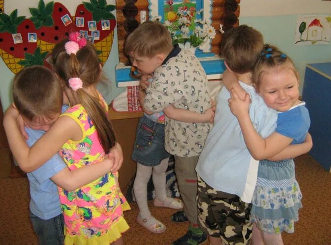 Дружба старшая группа. Коллективное занятие в средней группе. Поделки ко дню защиты детей. Поделки на день народного единства в старшей группе. Коллективная работа в старшей группе.