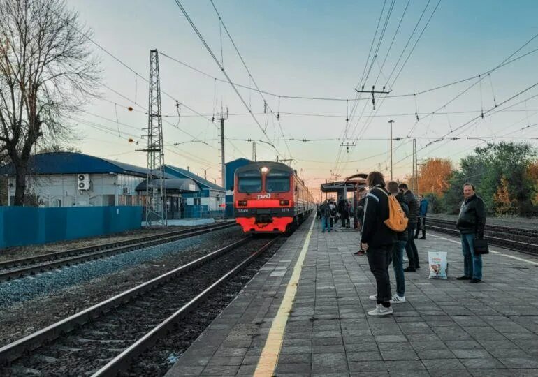 поезд 028а москва санкт-петербург. поезд прибывает на станцию. эт2м 0028. поезд 743 москва белгород. электрички 28 июня.