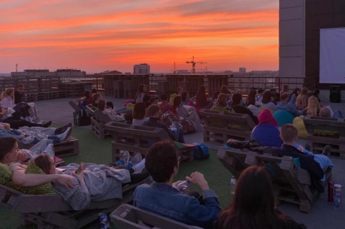 Кинотеатр на крыше москва. Hi hat крыша спб. Кинотеатр на крыше roof180. Кинотеатр под открытым небом. Кинотеатр на крыше roof180.
