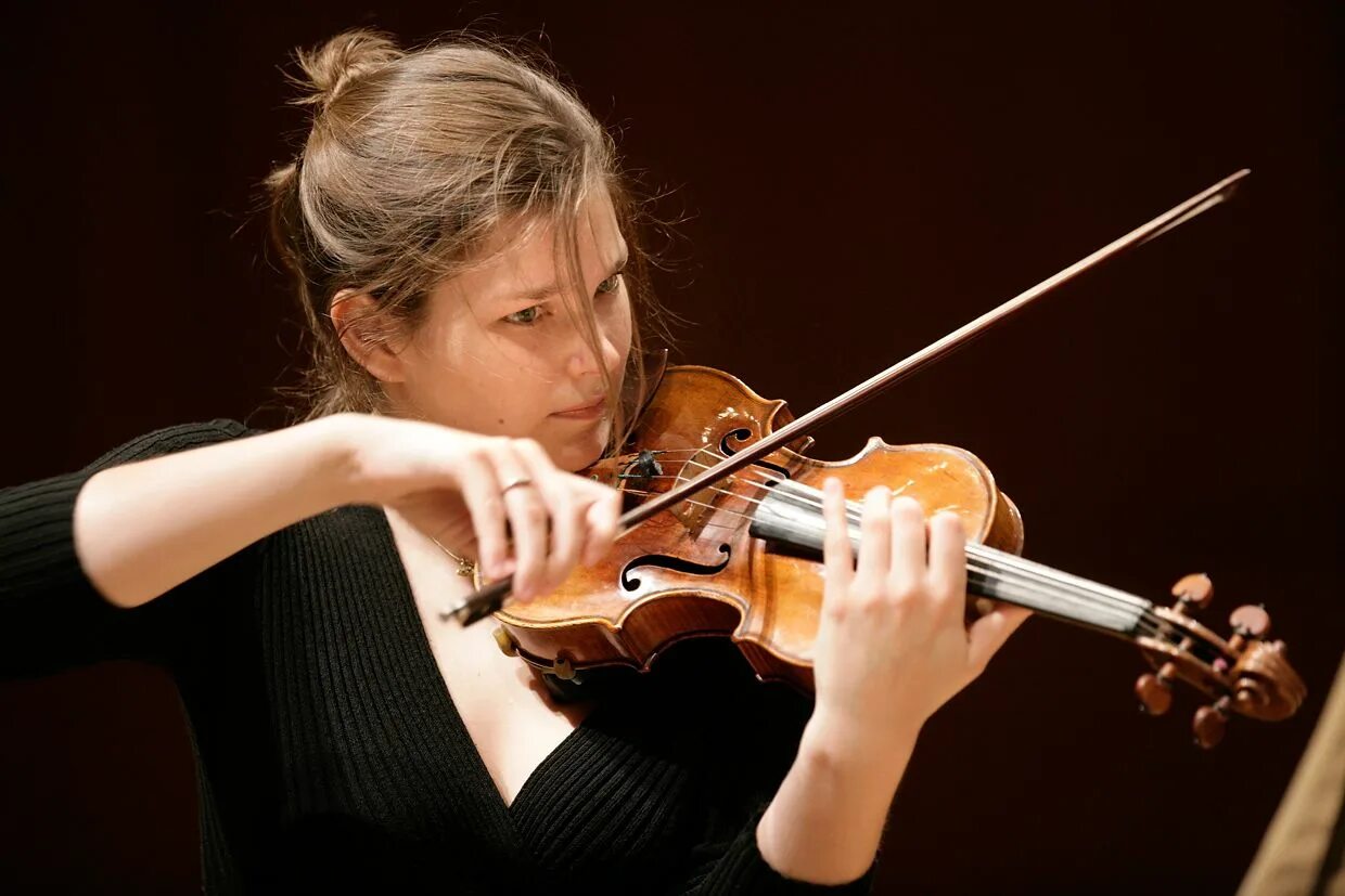 Violin bell. Janine Jansen скрипка. Янин Янсен скрипачка. Скрипка Джанин 🎻. Янин Янсен фото.