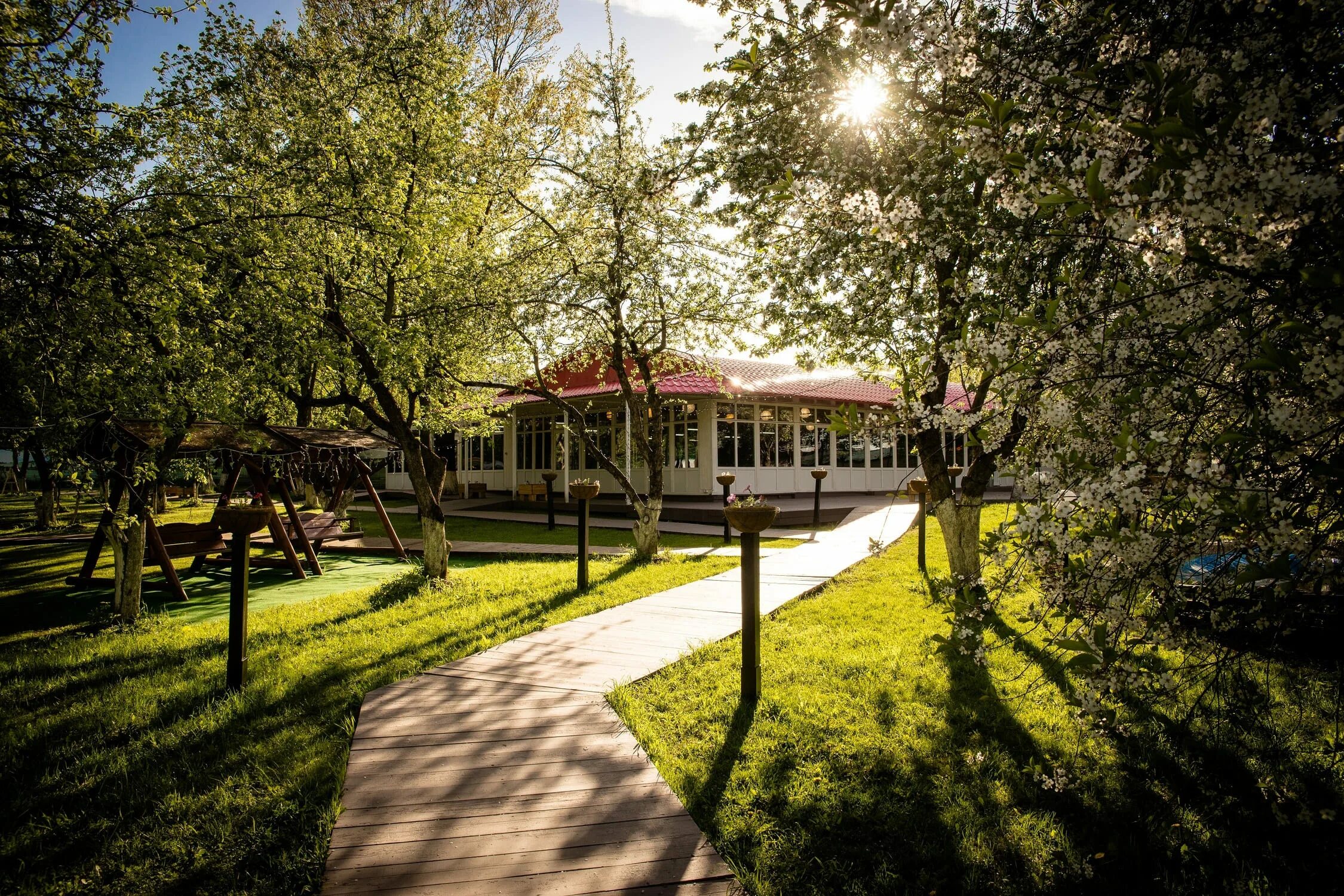 Apple hill крылатское. Яблоневый сад apple hill крылатское. яблоневый сад москва крылатское. улица крылатская 1 яблоневый сад-. apple hill крылатское дворик.