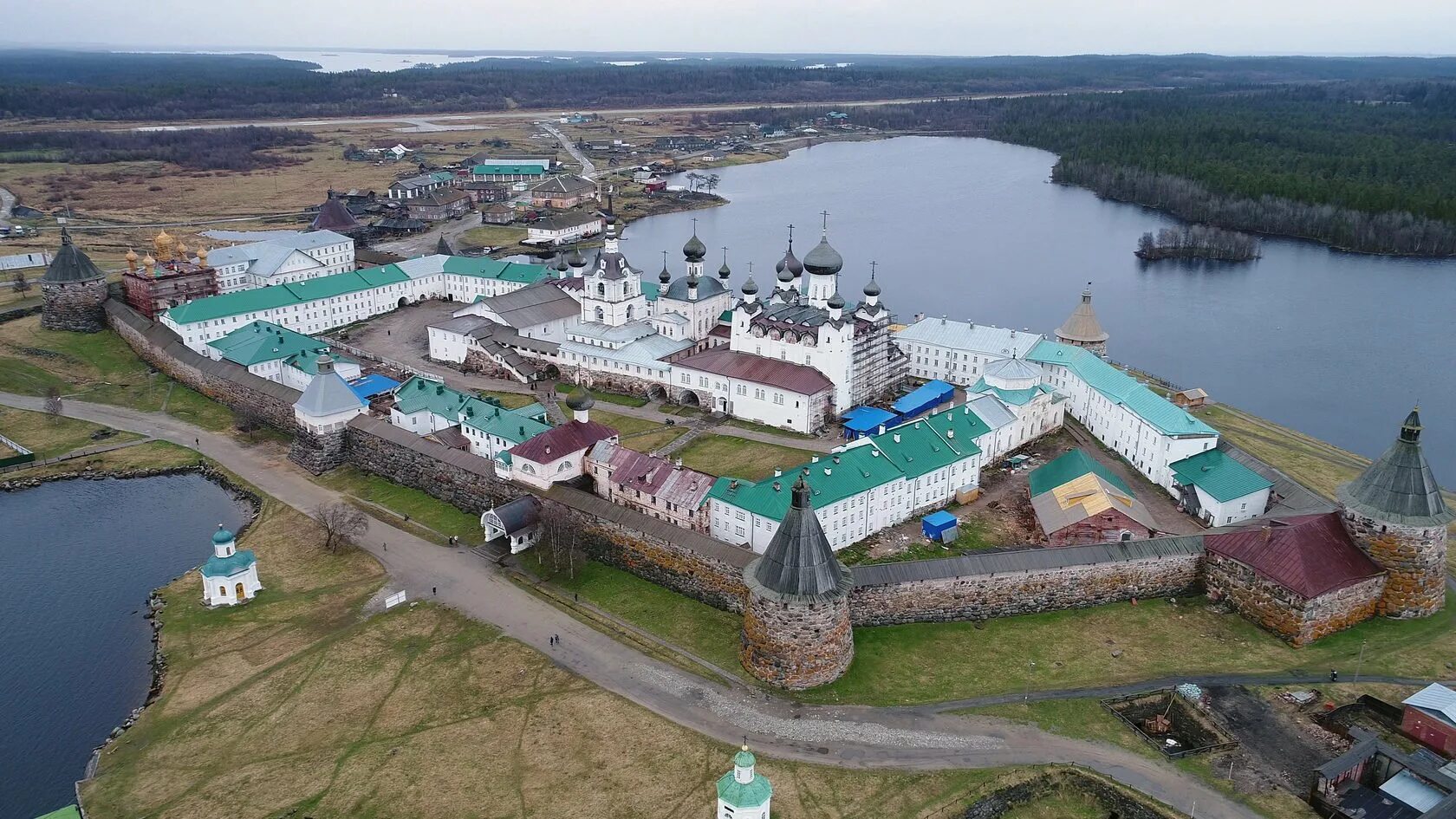 Соловецкий монастырь Соловецкий. Спасо-Преображенский монастырь на Соловецких островах. Соловецкий монастырь Соловецкие острова. Спасо-Преображенский Соловецкий монастырь сверху. Соловецкие острова святыни