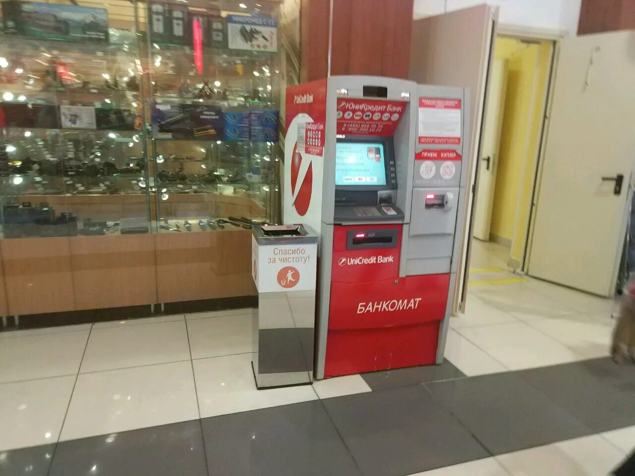 банки партнёры юникредит банка снятие без комиссии. юникредит банк. банкомат unicredit россия. банкомат. юникредит банк снимают деньги.