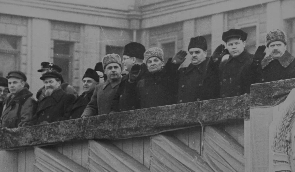 В какой город было эвакуировано правительство. Военный парад в Куйбышеве 7 ноября 1941. Куйбышев парад 1941 года. Куйбышев 1941 год. Парад в Куйбышеве 7 ноября 1941 года фото.