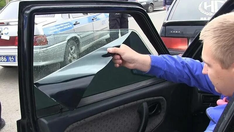 Большой штраф. Штраф за лобовое стекло в казахстане. Активисты в петербурге клеют на лобовое стекло чистый город. Допустимая тонировка стекол автомобиля. Лобовое стекло трошена.