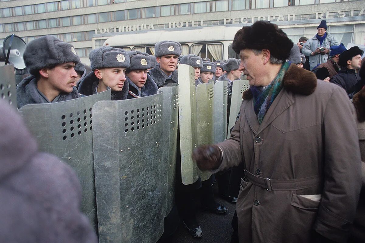 23 февраля 1991. Разгон митинга 23 февраля 1992 года в Москве. 1992 Год Россия митинги. ОМОН 1993 год. Митинги в Москве в 1991-1992.