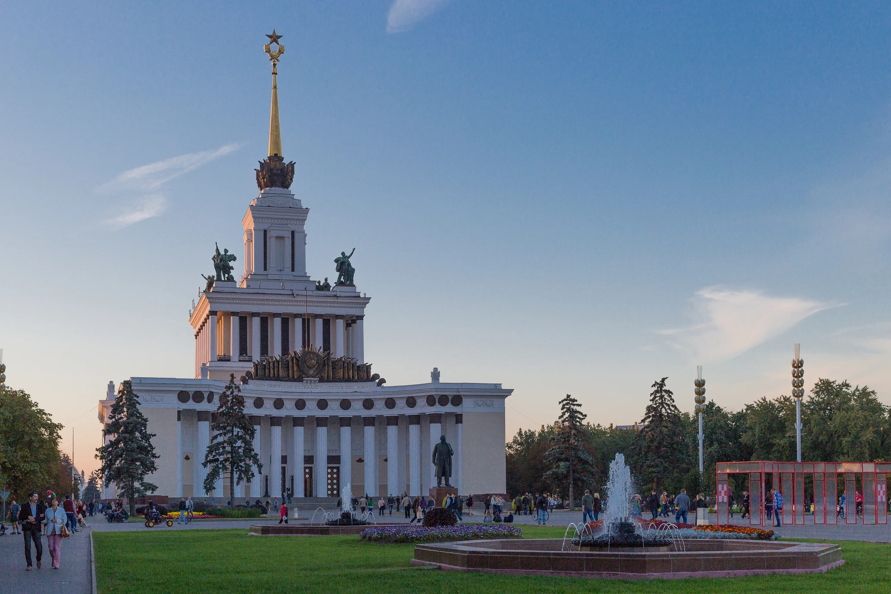 ВДНХ В Москве. ВДНХ памятники архитектуры. Архитектура ВДНХ Москва. Памятники на ВДНХ В Москве.