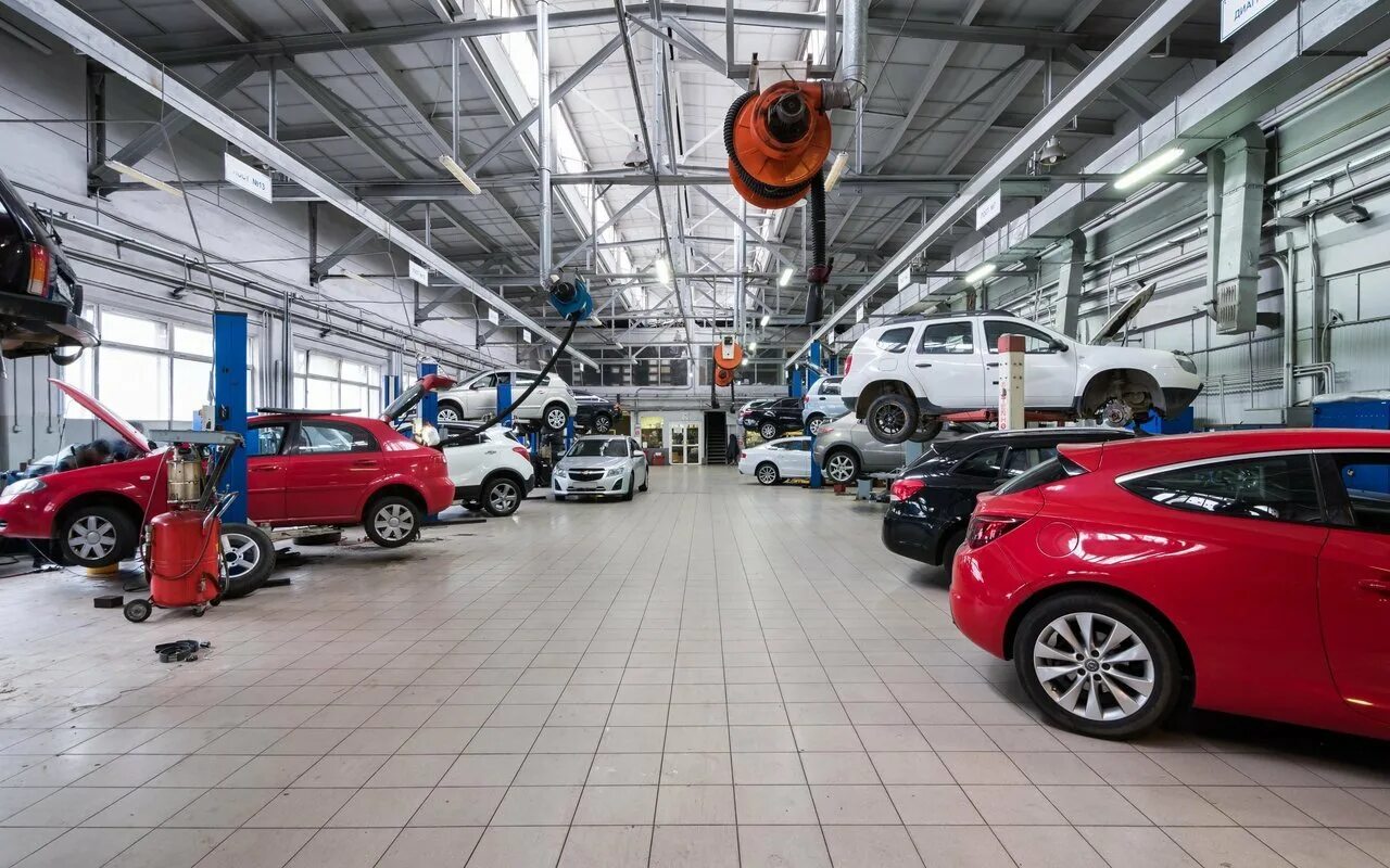 Машина на подъемнике. Диагностика ходовой части автомобиля. То автомобиля. Автомобиль в автосервисе. Сервисный центр автомобилей.