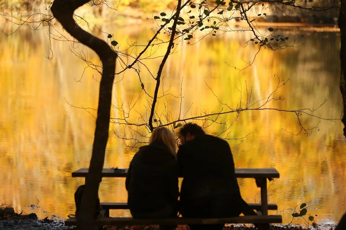 Прелести свободной жизни двух одиноких. Девушка спиной к морю. Воздушная женщина. Девушка в одиночестве у моря. Прелести свободной жизни двух одиноких.