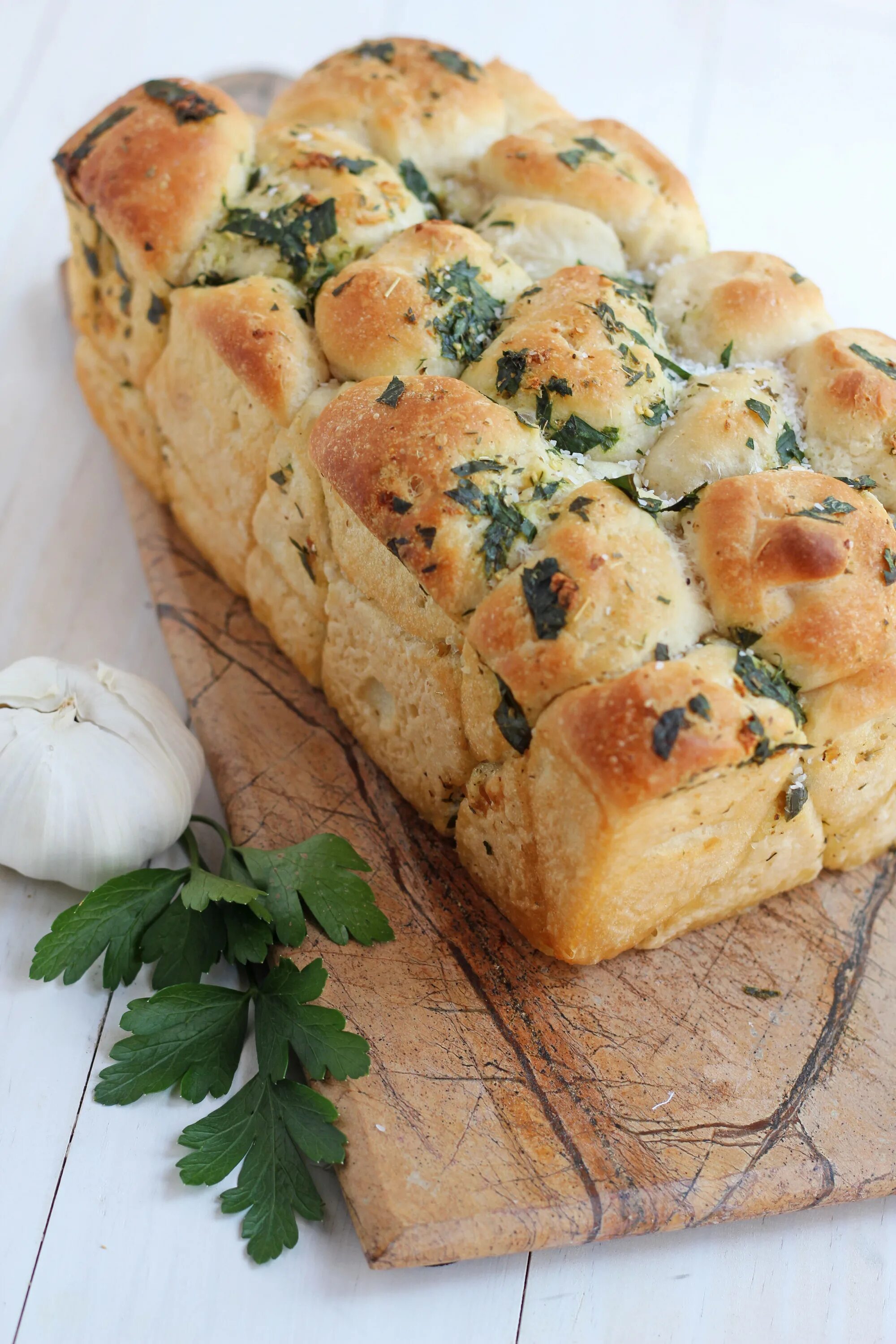 Хлеб с сыром и чесноком рецепт. Хлеб Гарлик. Чесночный хлеб. Хлеб с чесноком и зеленью. Хоеб с чесноком и зелен.
