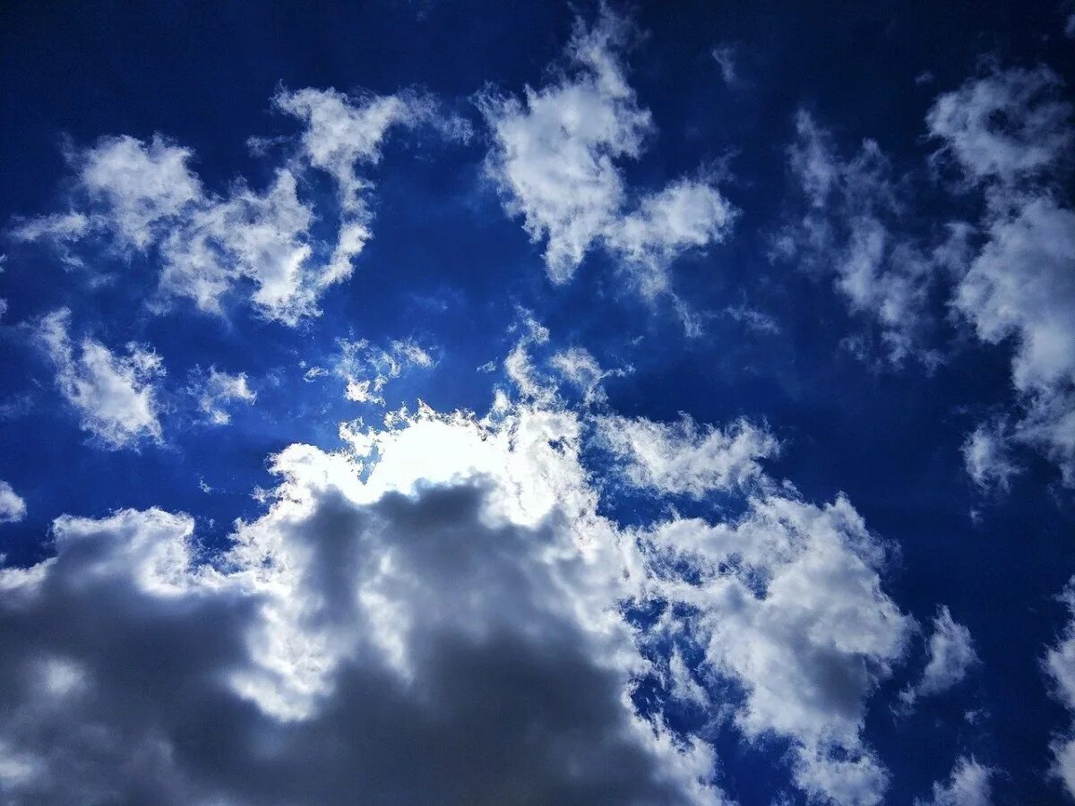 Воздух становится синим. Синее небо. Небо картинки. Голубое небо с облаками. Синие облака.