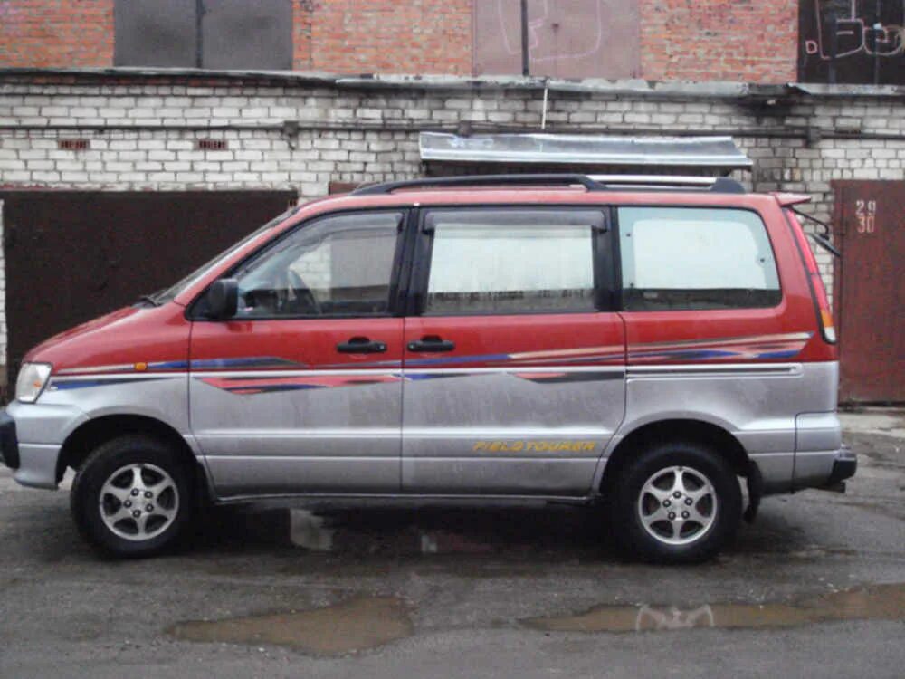 Тойота минивэны 1990-2000. Мицубиси делика 2010. Компактвэн полный привод. Mitsubishi delica 4wd. Toyota voxy 2010.