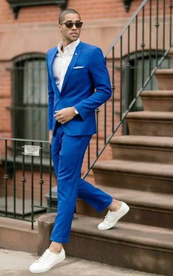 Костюм с кроссовками мужская. Классический костюм с кедами. Синий костюм. Костюм мужской, синий. Мужской костюм с кроссовками.