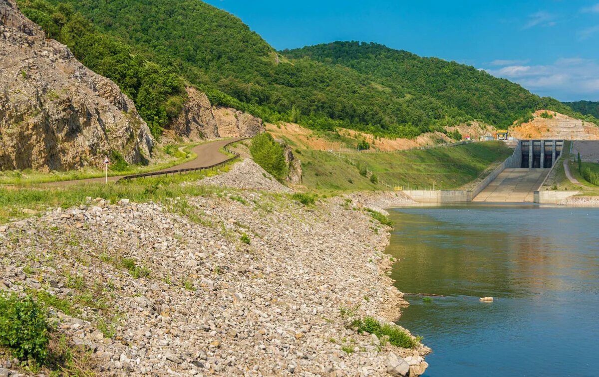 Подошел к запруде. Вышгород плотина. Змеиногорск плотина. Плотина красная Поляна. Плотина Карачаевск.