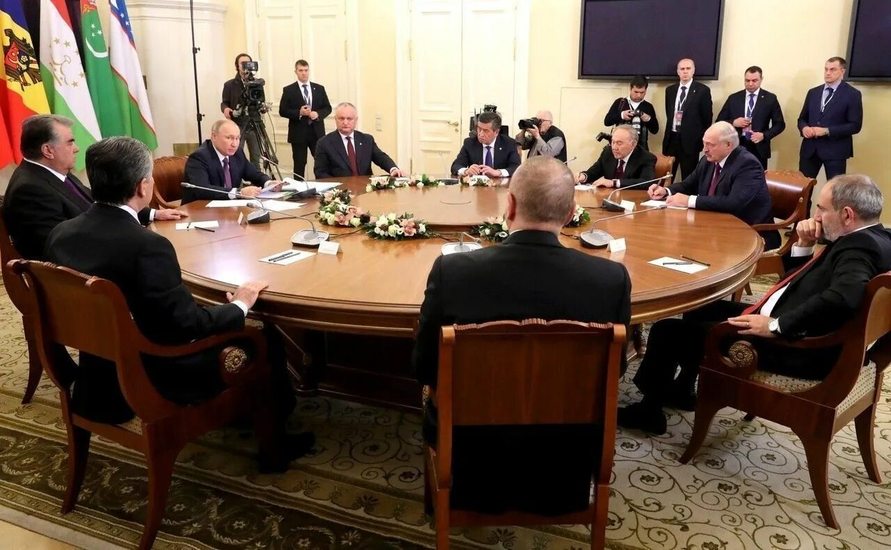 Встреча лидеров стран снг в петербурге. Путин пашинян саммит снг. неформальный саммит снг в санкт-петербурге. саммит снг 1994. неформальный саммит лидеров стран снг.
