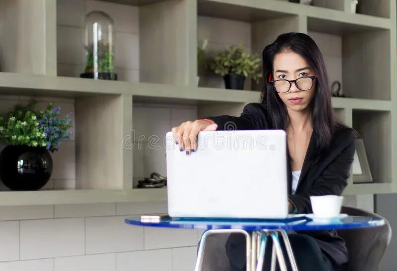 Бизнесмен за компом. Focus work. Человек за компьютером. Мужчина с ноутбуком. Человек за компьютером.