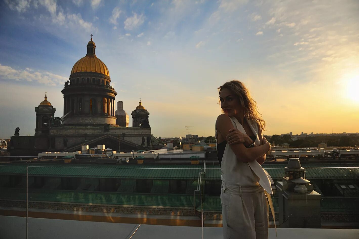 Санкт петербург две девушки. Красивые девушки санкт-петербурга. фотосессии на крышах петербурга. девушка на фоне петербурга. питер фотосессия на крыше.