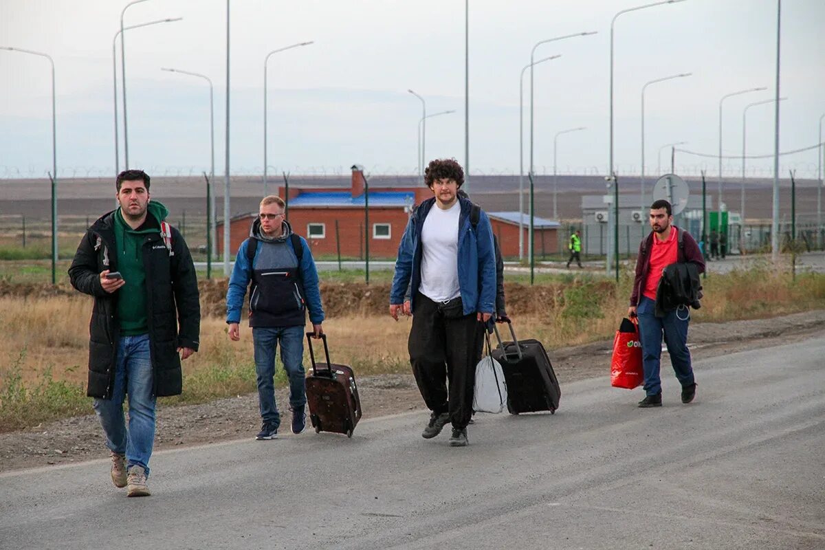 Российско-Казахстанская граница. Границы человека. Мобилизированные мигранты в России. Казахстан люди. Почему уезжают из казахстана